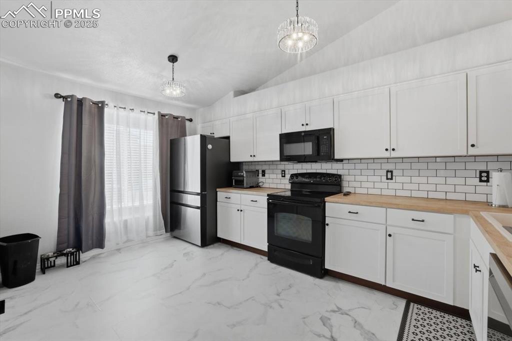 Image 10 of 30: Kitchen