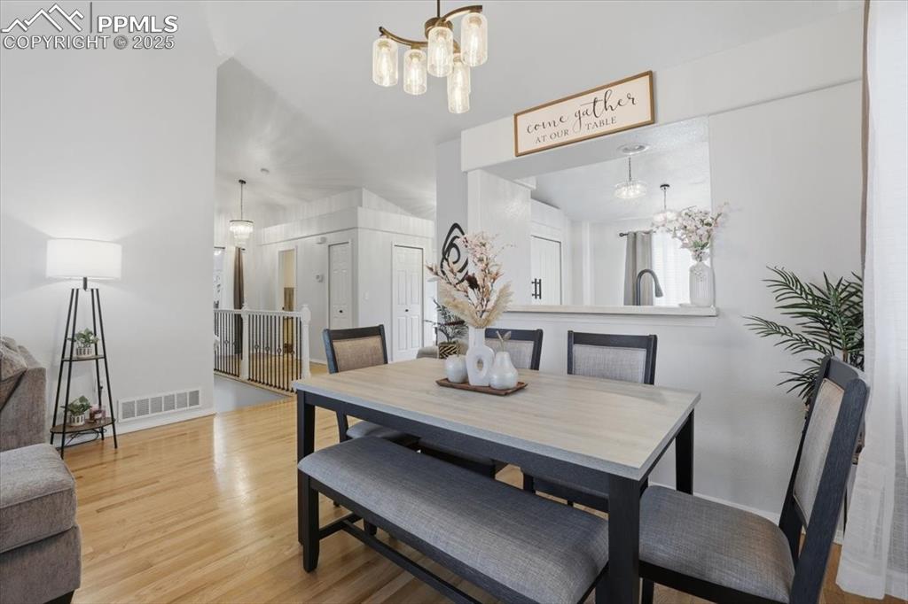 Image 8 of 30: Dining Area