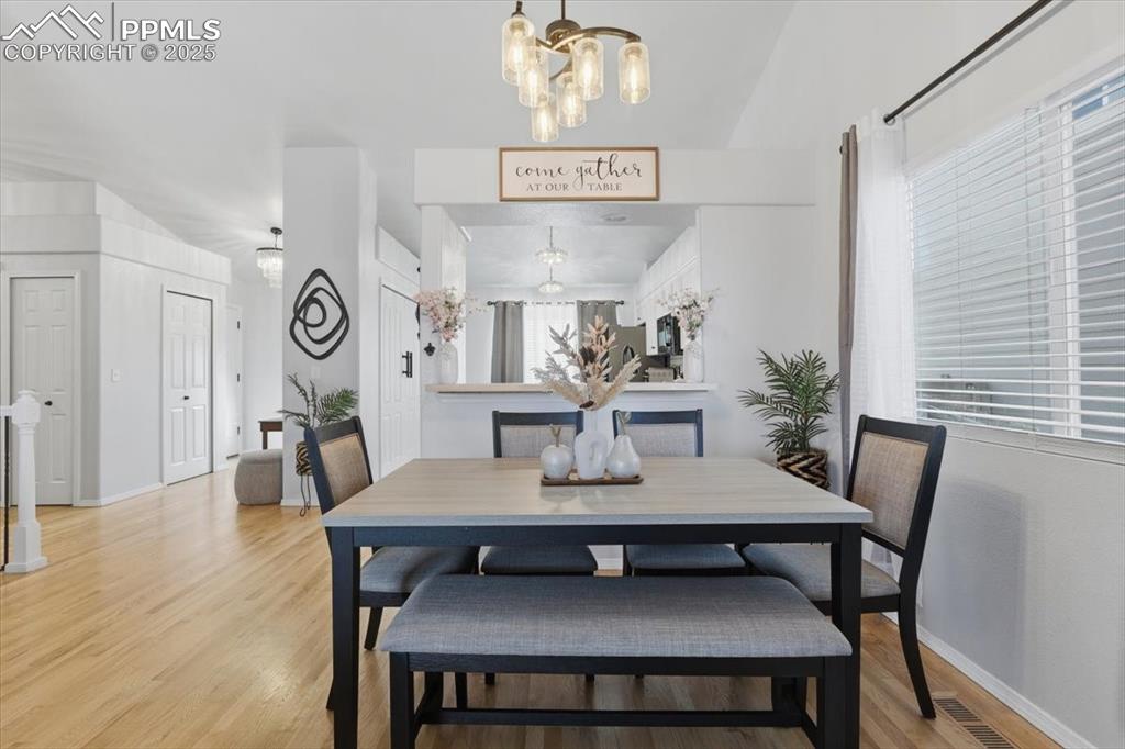 Image 9 of 30: Dining Area