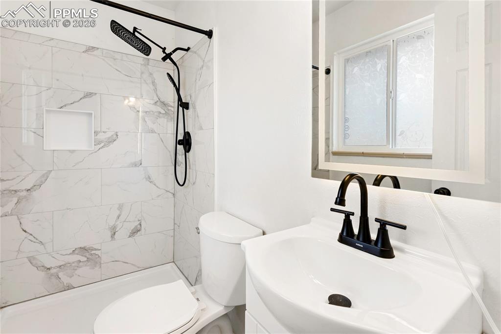 Image 17 of 38: Bathroom