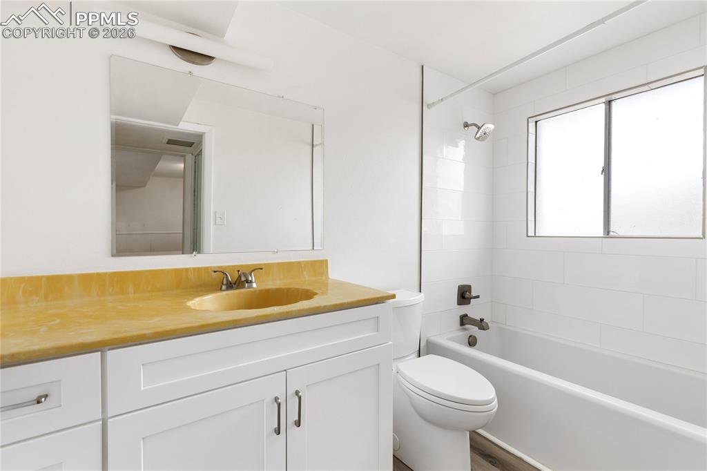 Image 27 of 38: Bathroom