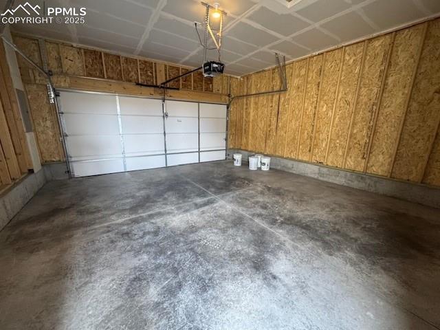 Image 16 of 16: Garage