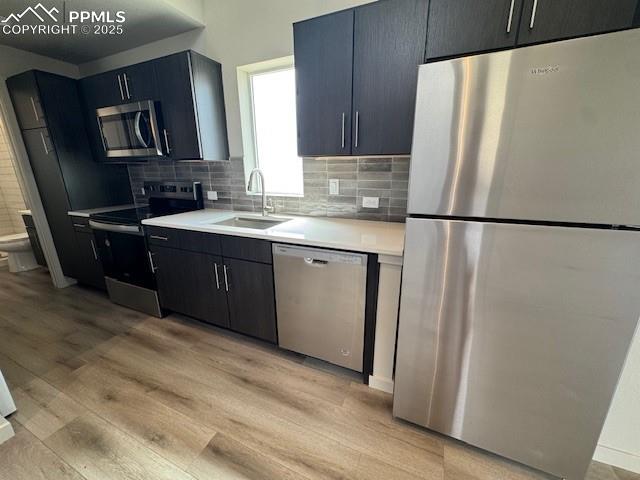 Image 7 of 16: Kitchen
