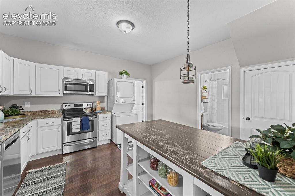 Image 4 of 22: Kitchen
