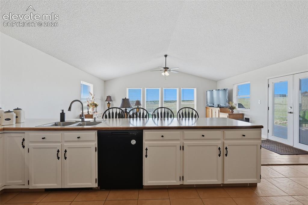 Image 10 of 46: Kitchen