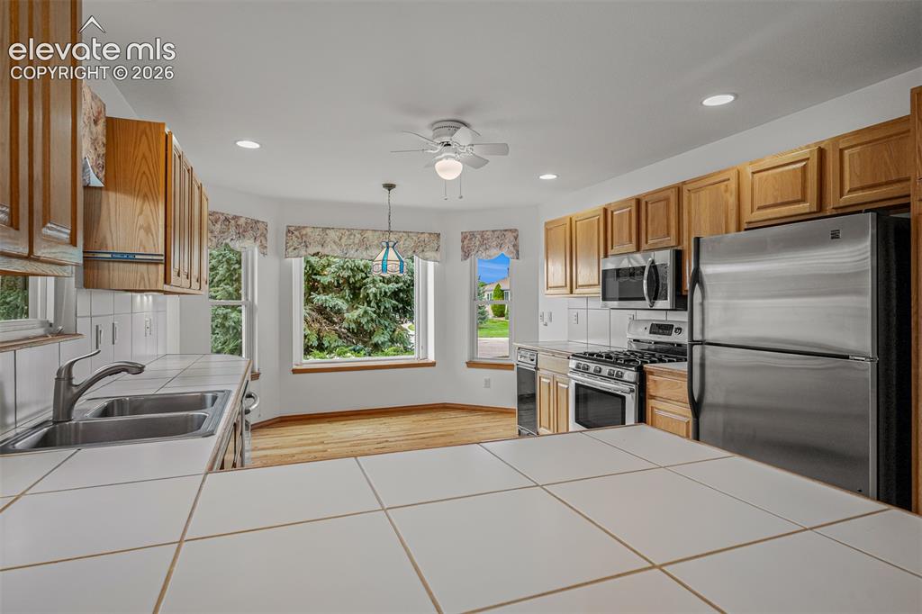 Image 14 of 49: Kitchen