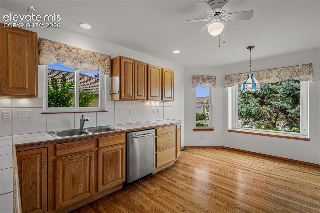 Image 15 of 49: Kitchen
