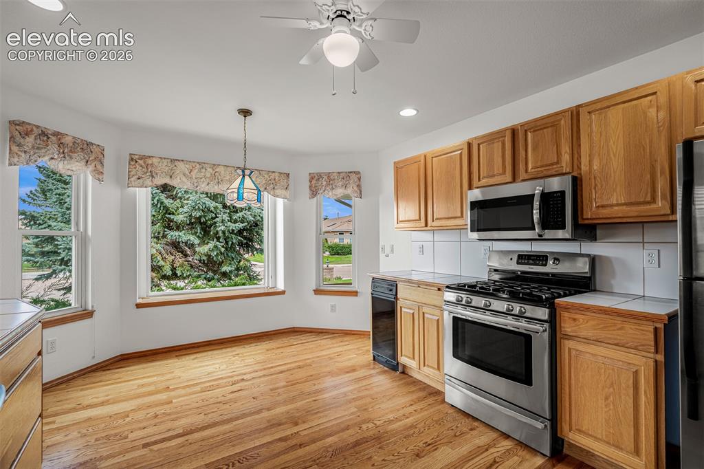Image 16 of 49: Kitchen