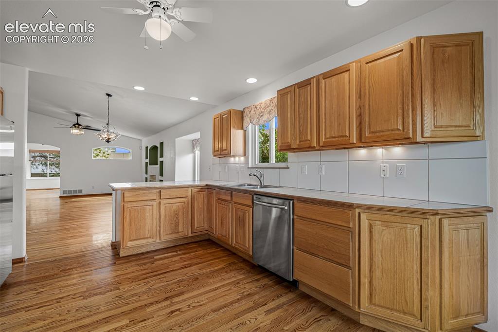Image 18 of 49: Kitchen