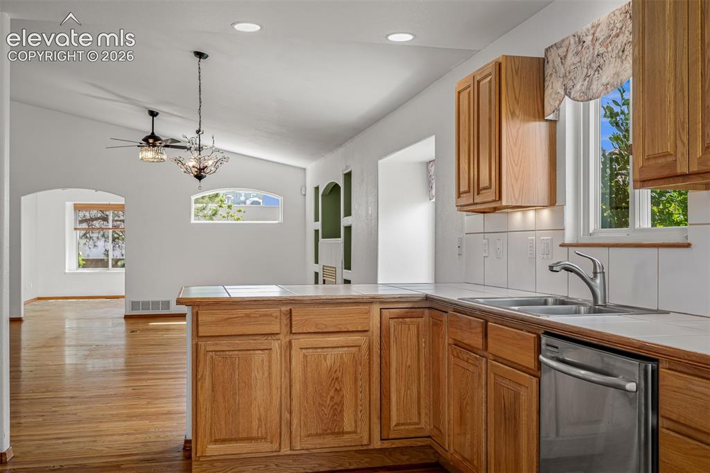 Image 19 of 49: Kitchen
