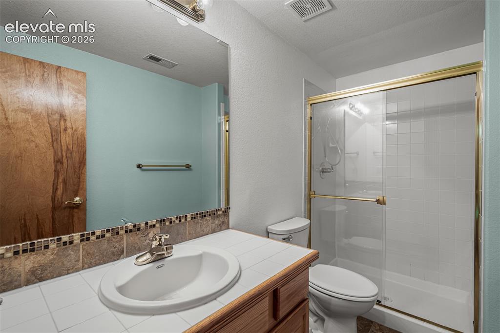 Image 39 of 49: Bathroom