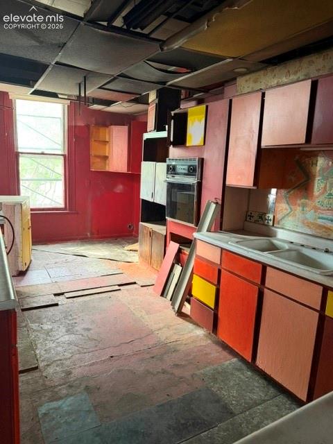 Image 17 of 18: Kitchen