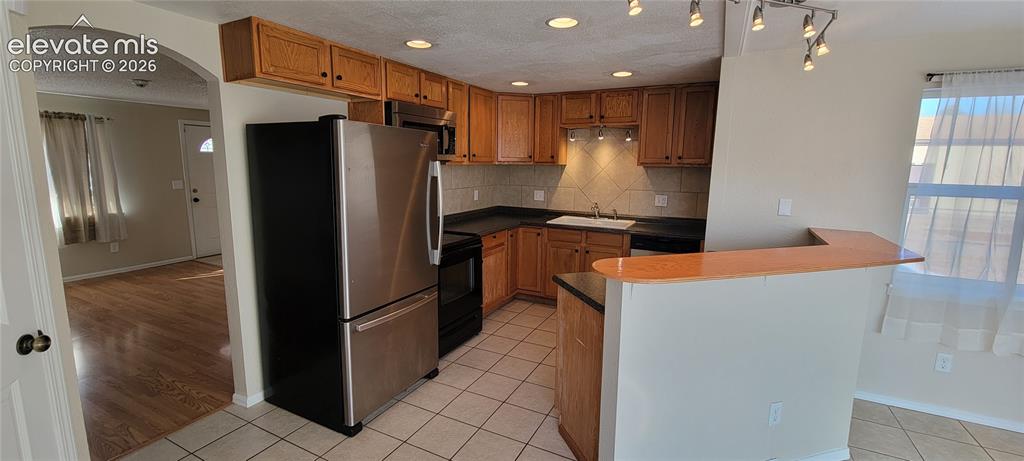 Image 15 of 23: Kitchen