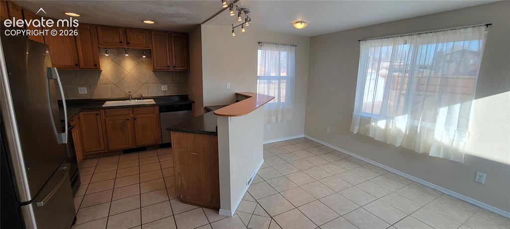 Image 16 of 23: Kitchen