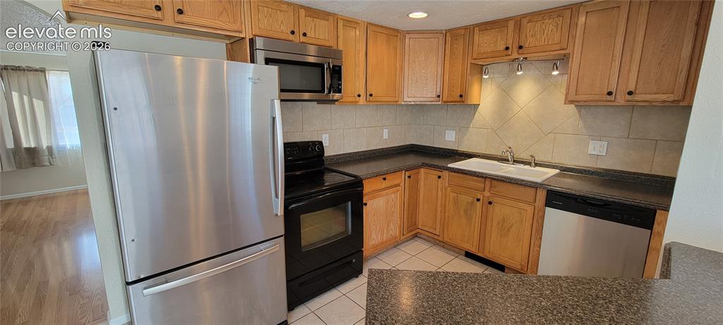 Image 19 of 23: Kitchen