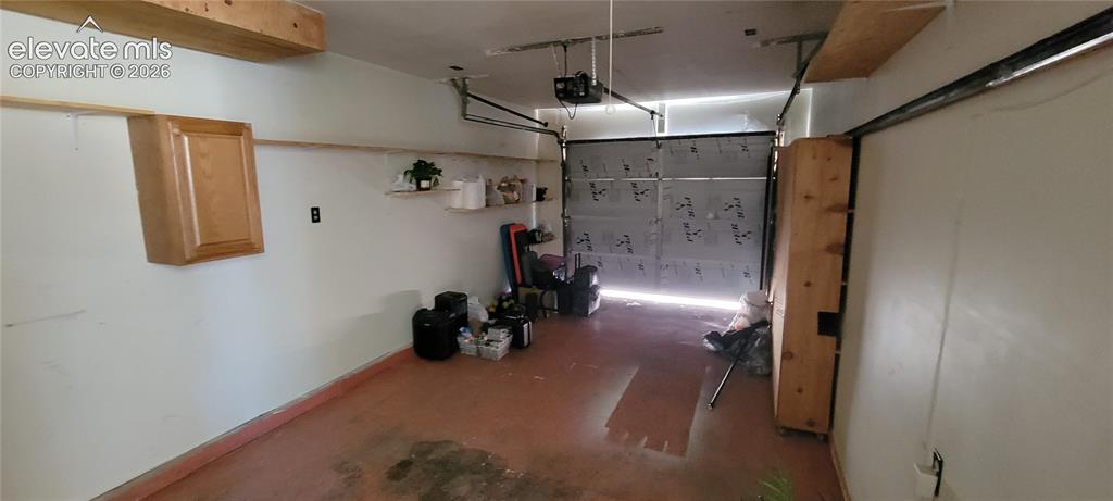 Image 20 of 23: Garage