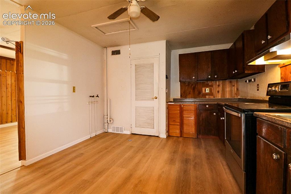 Image 10 of 22: Kitchen