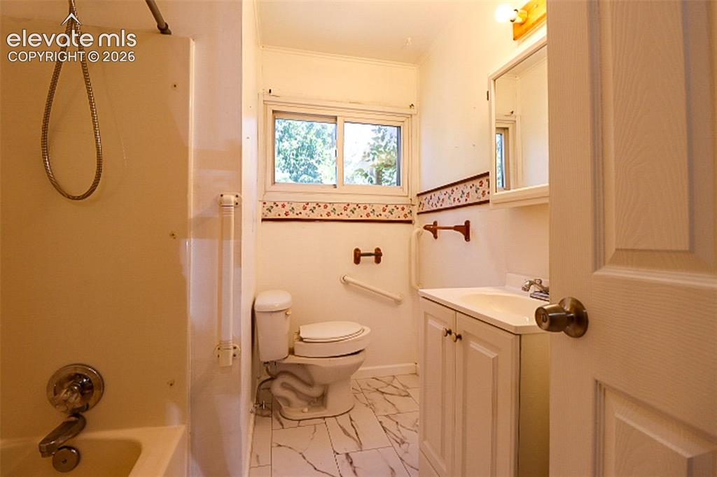 Image 15 of 22: Bathroom