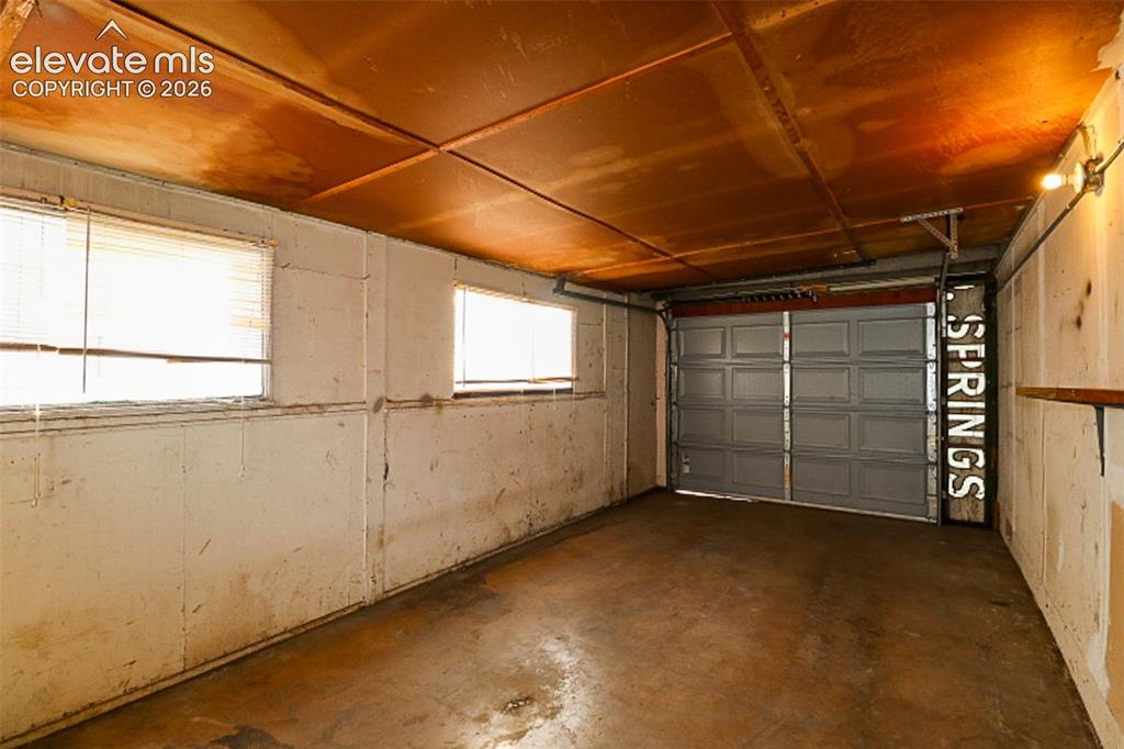 Image 16 of 22: Garage