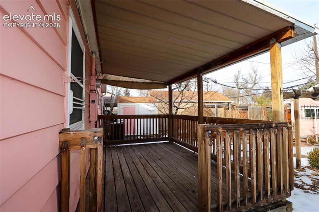 Image 17 of 22: Deck