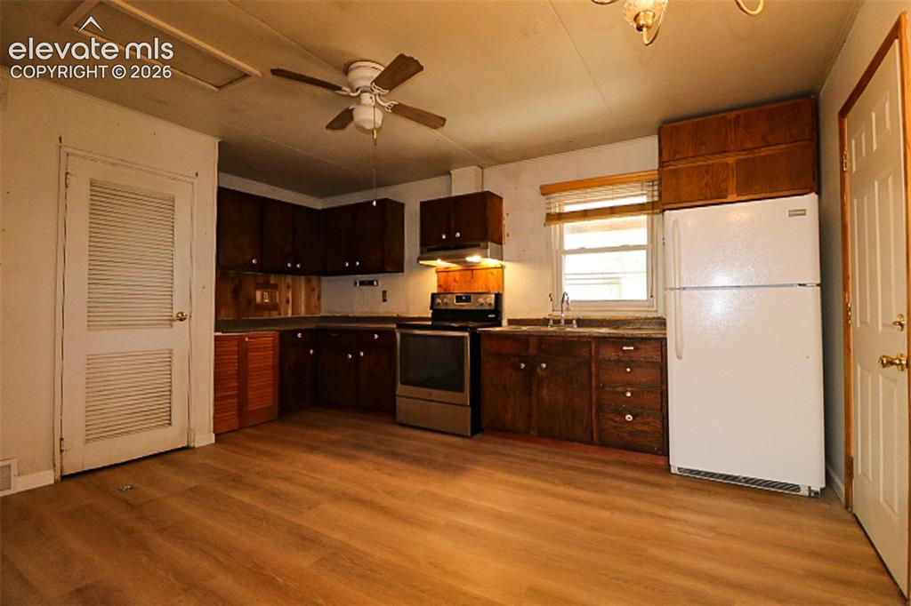 Image 9 of 22: Kitchen
