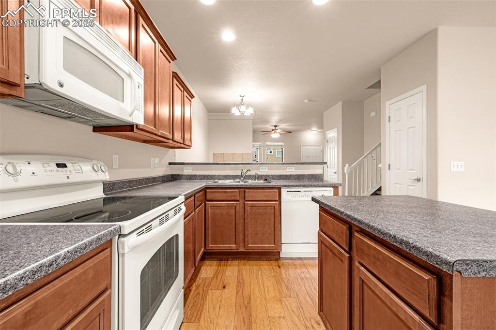 Image 11 of 41: Kitchen