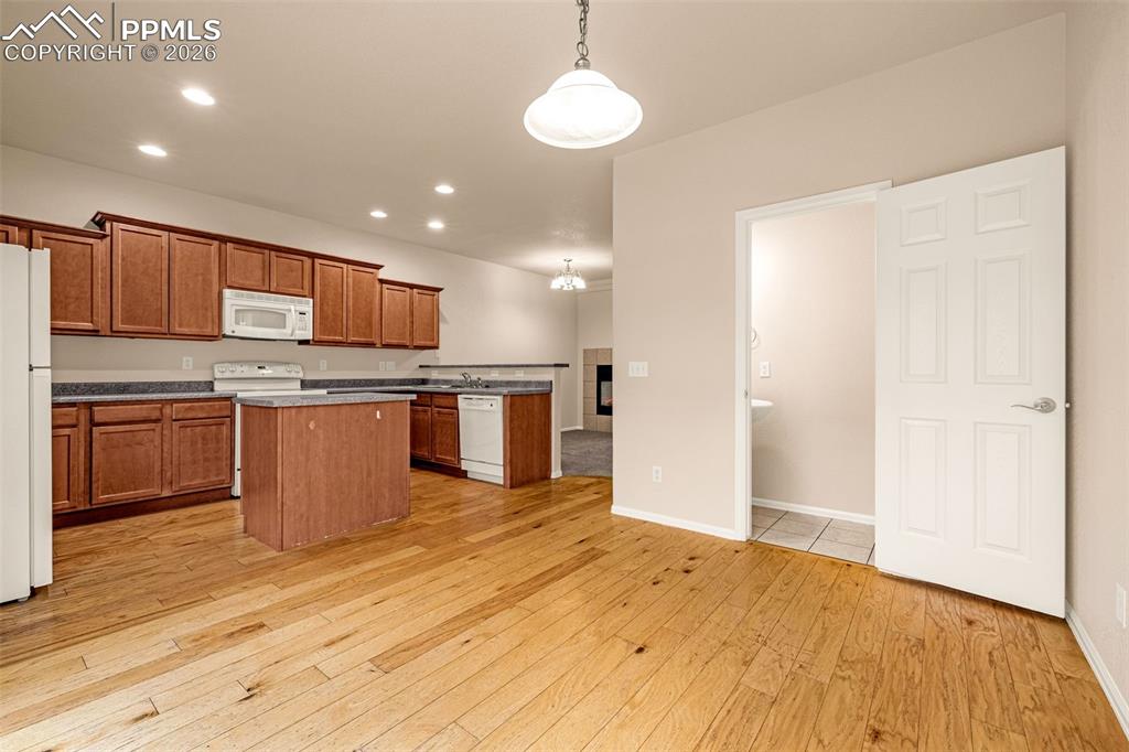 Image 13 of 41: Kitchen