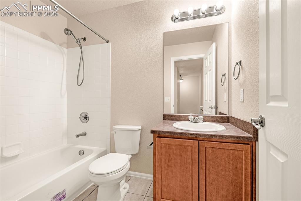 Image 23 of 41: Bathroom