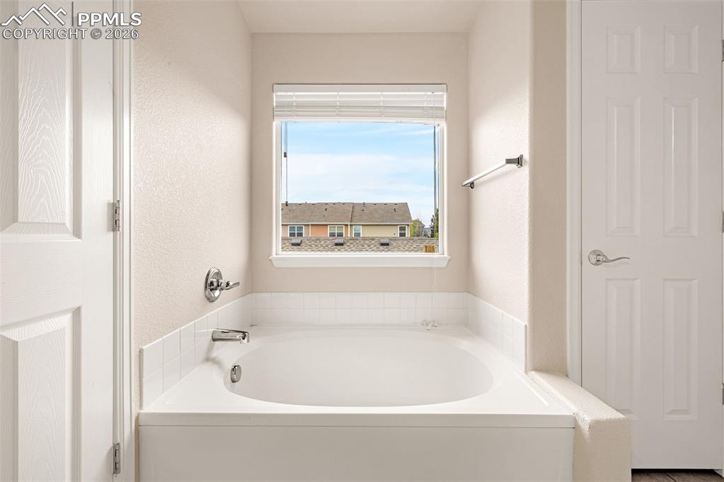 Image 31 of 41: Bathroom