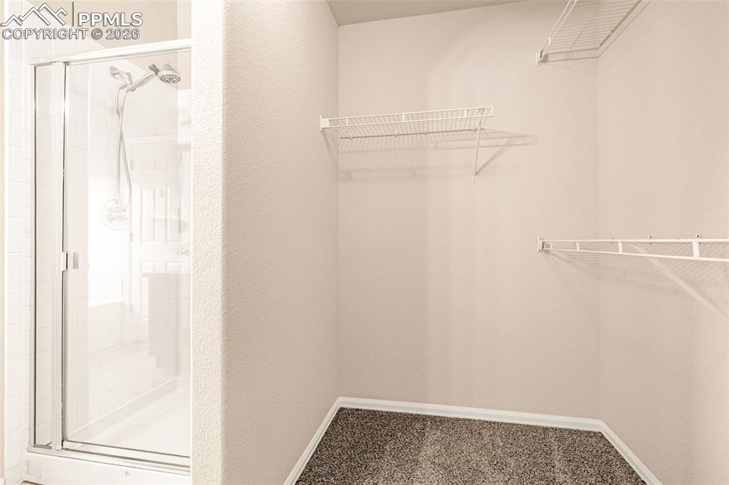 Image 32 of 41: Closet