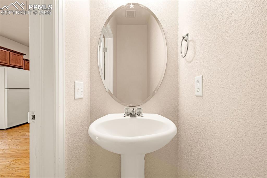 Image 33 of 41: Bathroom