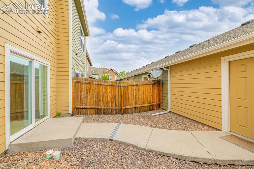 Image 36 of 41: Yard