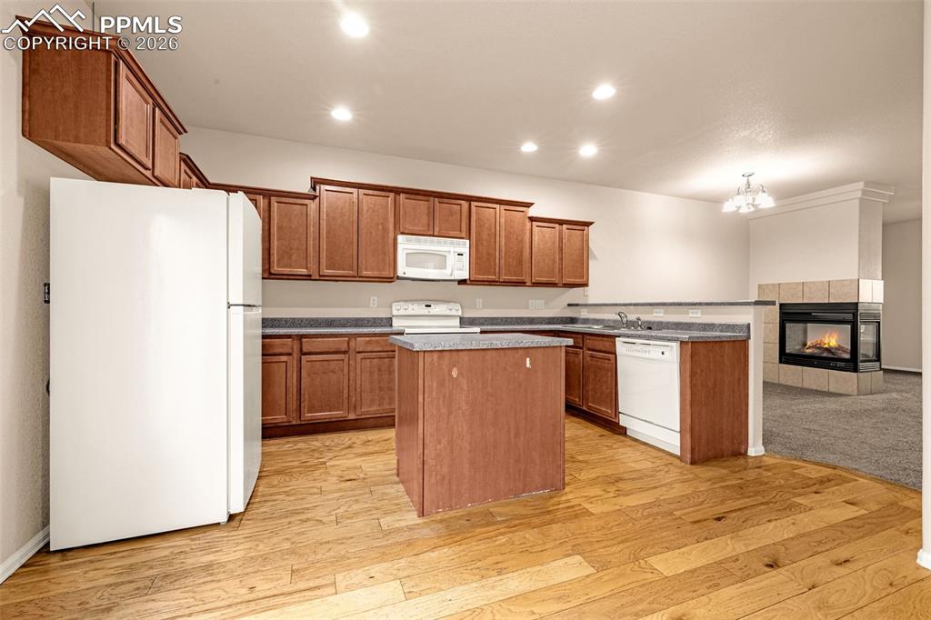 Image 9 of 41: Kitchen