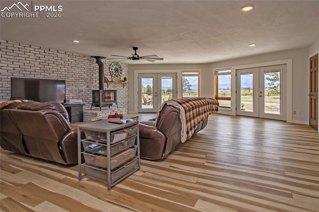 Image 12 of 32: Living Room