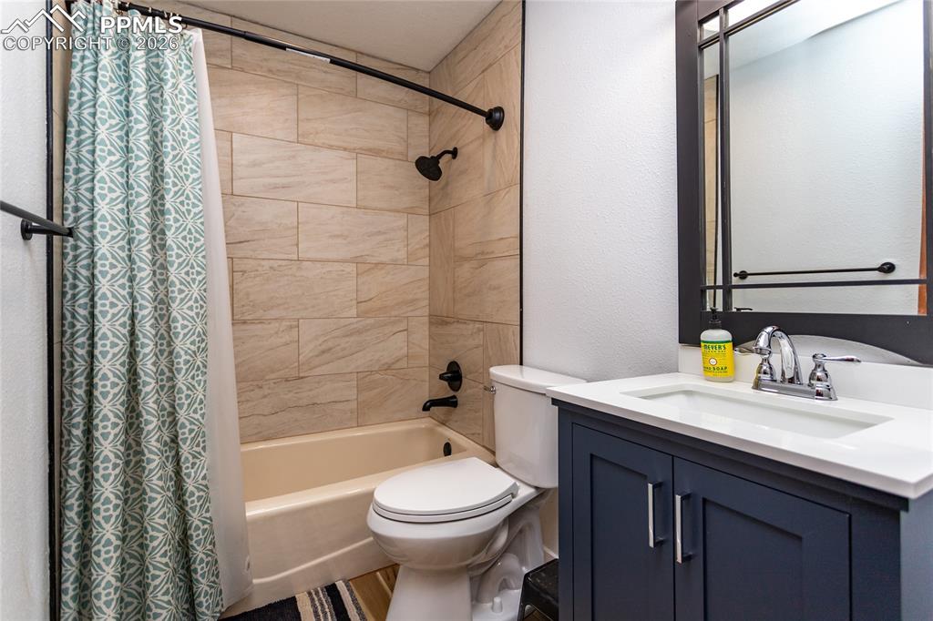 Image 13 of 32: Bathroom