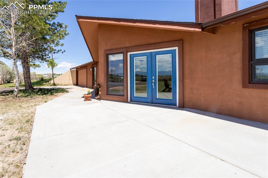 Image 20 of 32: Entry