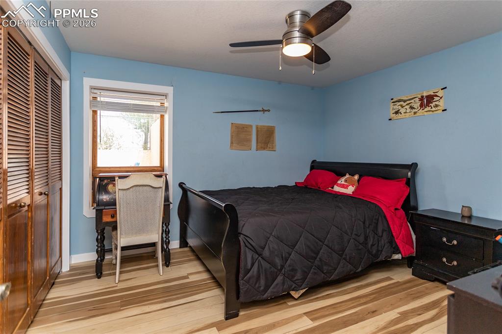 Image 4 of 32: Bedroom