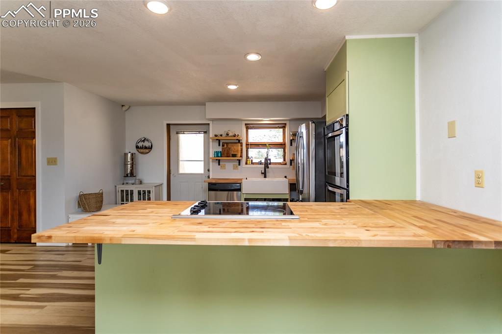 Image 5 of 32: Kitchen