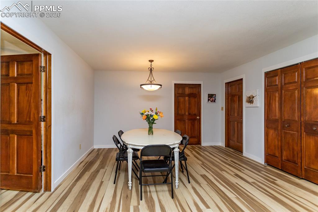 Image 6 of 32: Dining Area