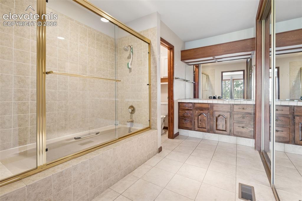 Image 15 of 34: Bathroom