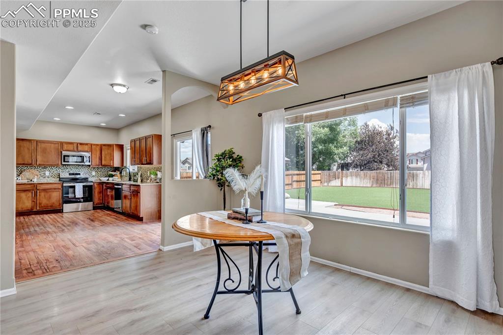 Image 10 of 40: Dining Area