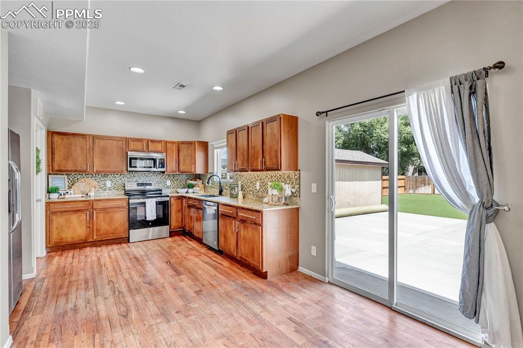 Image 11 of 40: Kitchen