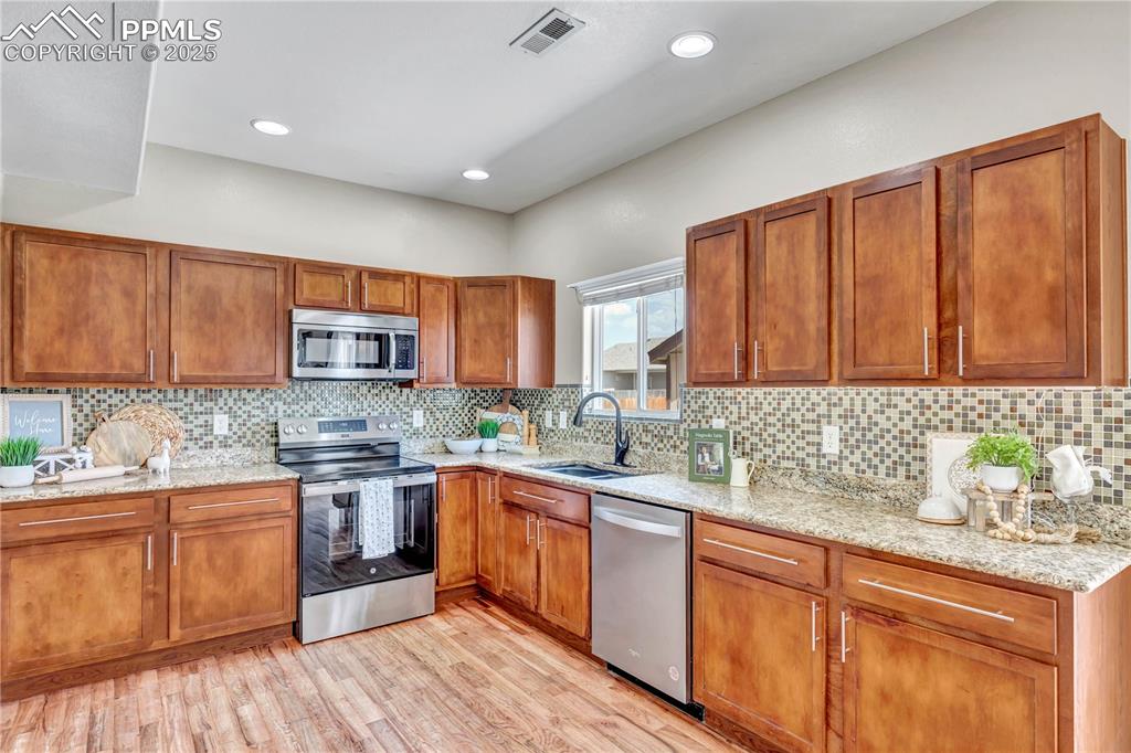 Image 13 of 40: Kitchen