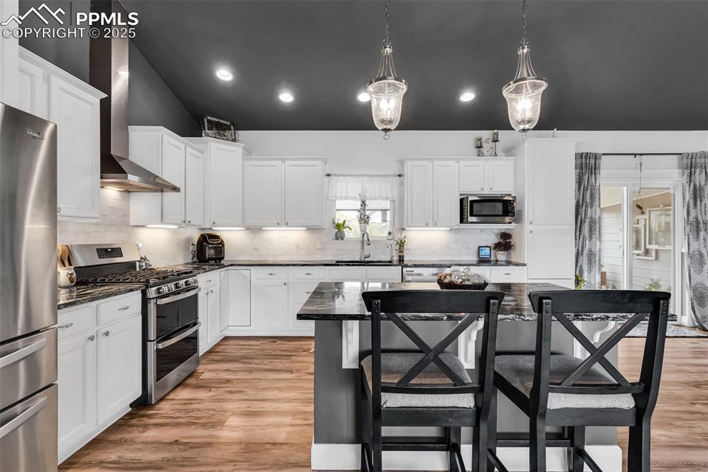Image 10 of 50: Kitchen