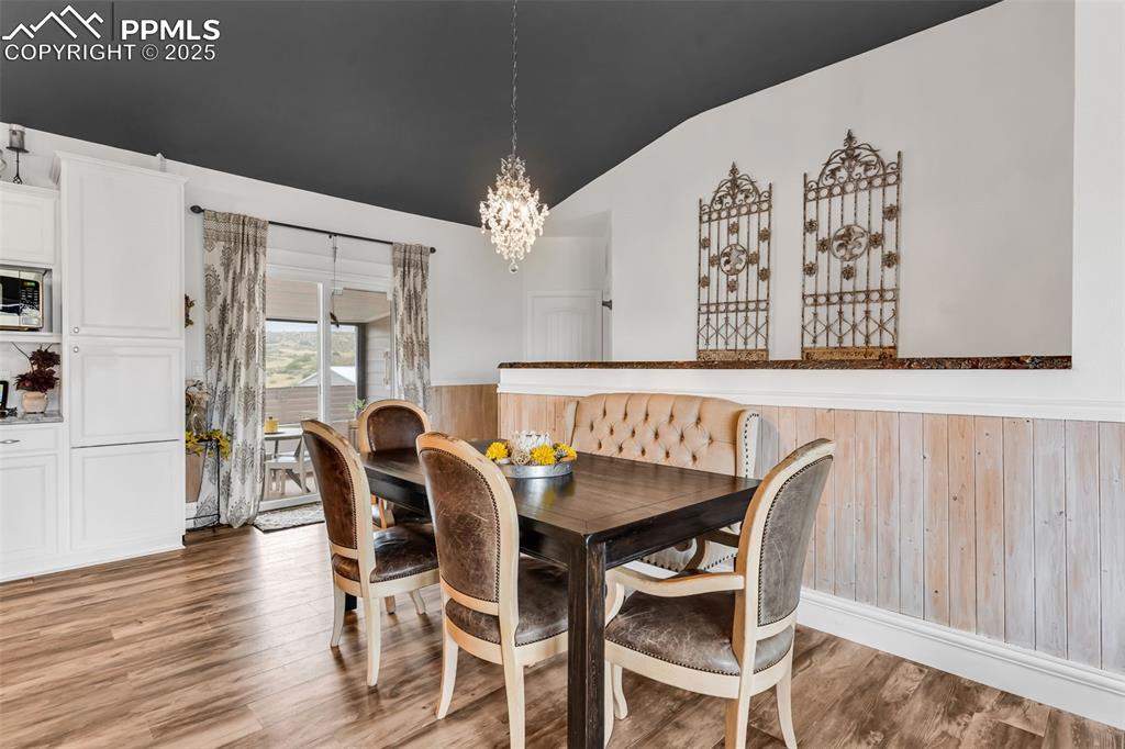 Image 13 of 50: Dining Area