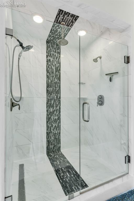 Image 18 of 50: Bathroom