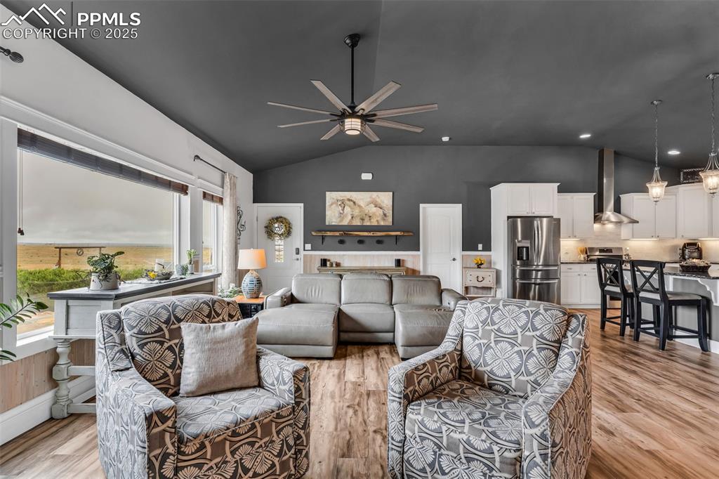 Image 8 of 50: Living Room