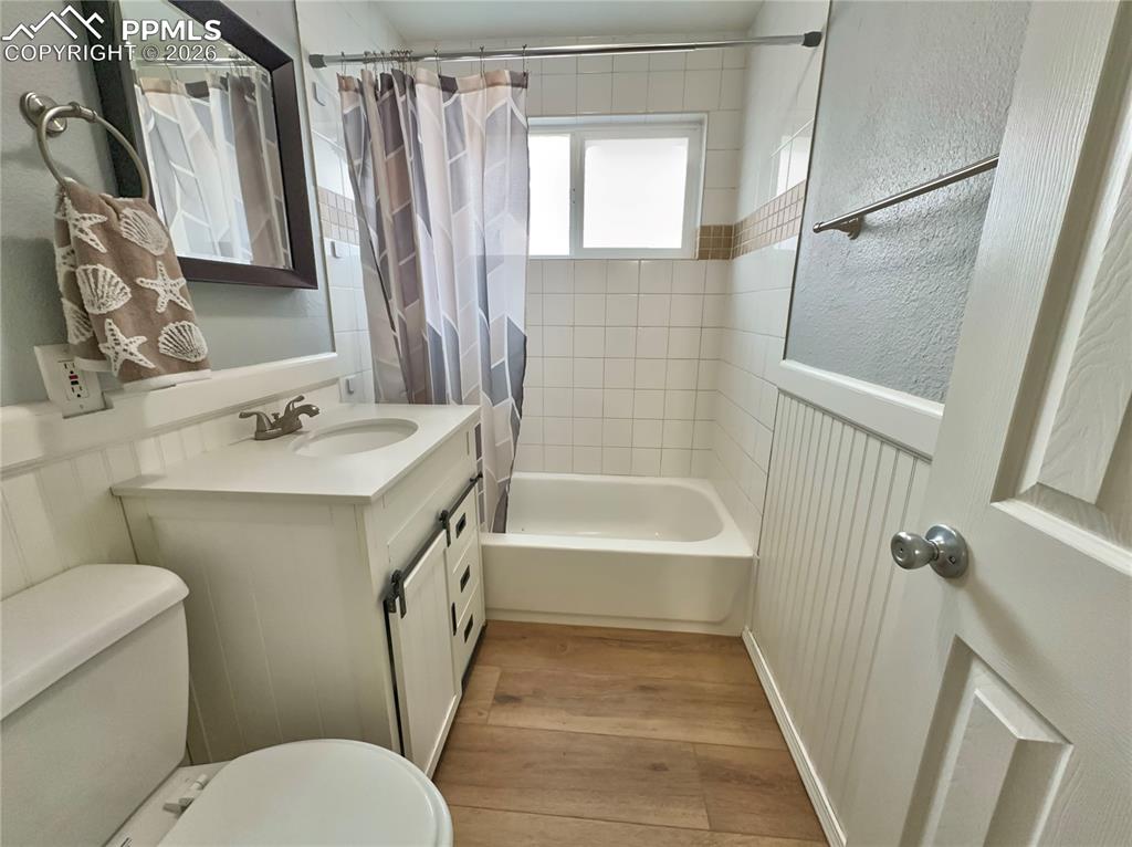 Image 10 of 15: Bathroom