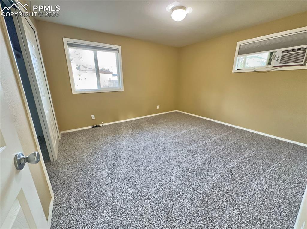 Image 14 of 15: Bedroom