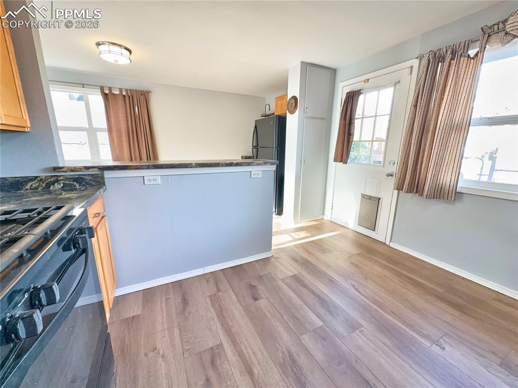 Image 7 of 15: Kitchen